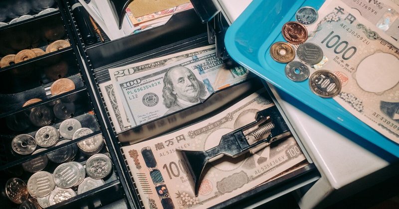 Iene sobe ante dólar com aposta em alta de juros do BOJ