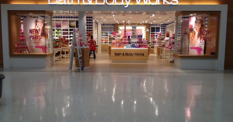 Bath & Body Works sobe com recomendação; Klarna cai com guidance fraco