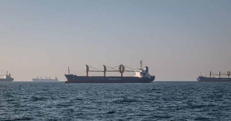Cinco navios de grãos atingidos perto de portos russos no Mar Negro