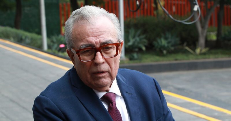 Governador mexicano procurado por cartel pede nova licença
