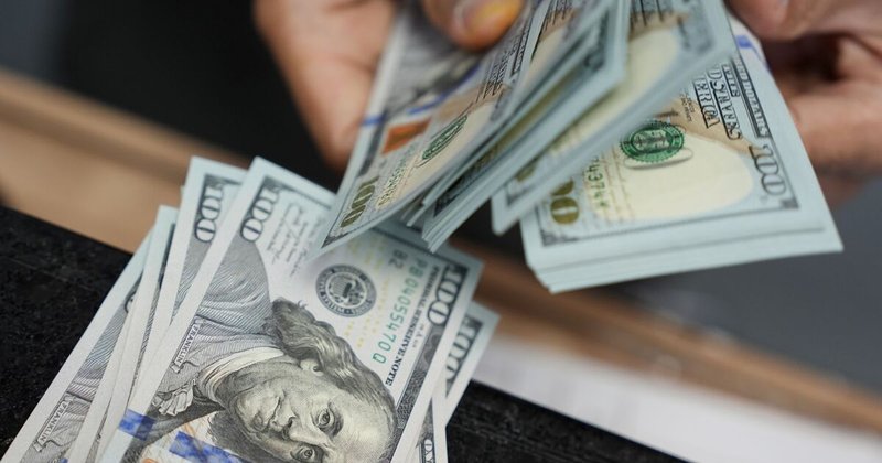 O que é o 'debasement trade' e por que ele afeta o dólar