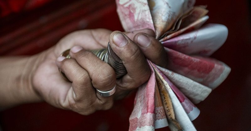 Peso filipino cai para menos de 62 por dólar com alta do petróleo