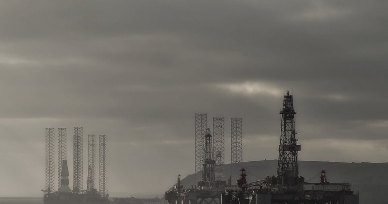 Brent sobe após EUA e Irã trocarem ataques em Ormuz