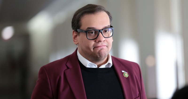 George Santos Recebe Ban Vitalício da Kalshi por Manipulação