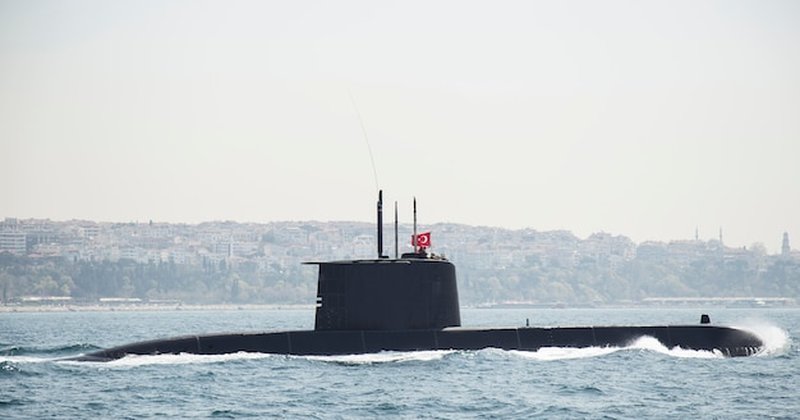 Navio-tanque para no Estreito de Ormuz em meio a controle do Irã