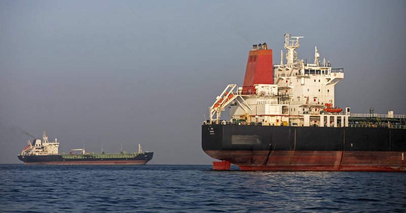 Brent sobe mais de 2% após ataques entre EUA e Irã