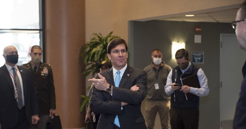 Esper alerta para perda de liderança no Pentágono após teste de polígrafo