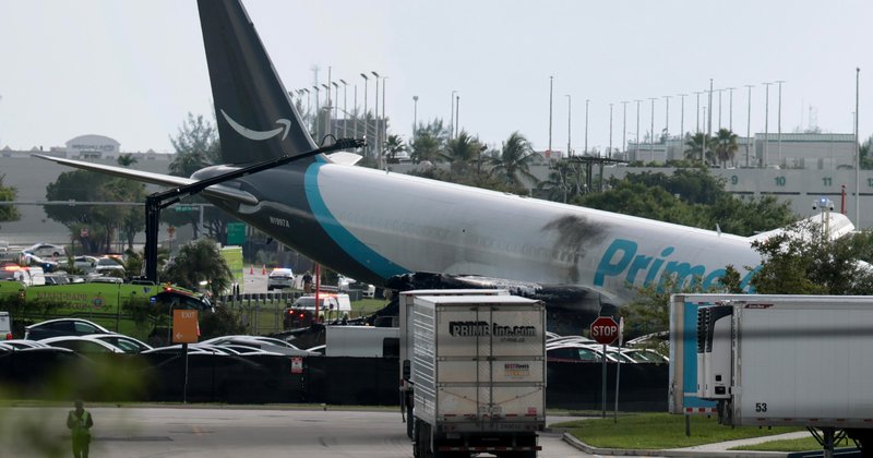 Avião de carga da Amazon derrapa em pista e bate em veículos em Miami