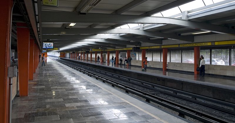 Petróleo sobe a máxima de 6 semanas após ataques entre Irã e EUA