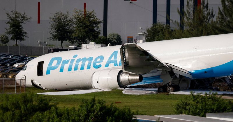 Jato de carga da Amazon ultrapassa pista em Miami e mata 5
