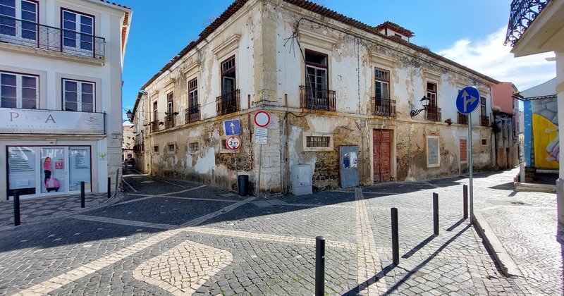 Degradação desigual em modelos de linguagem ternários