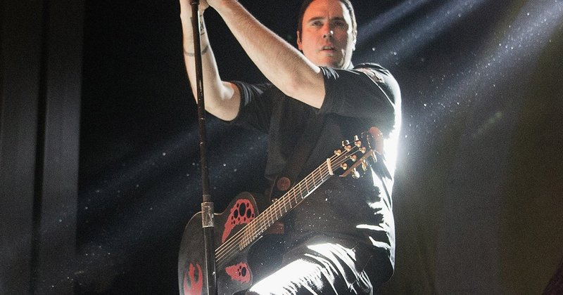 Vocalista do Breaking Benjamin interrompe show para pedir downloads de mod de Fallout 4
