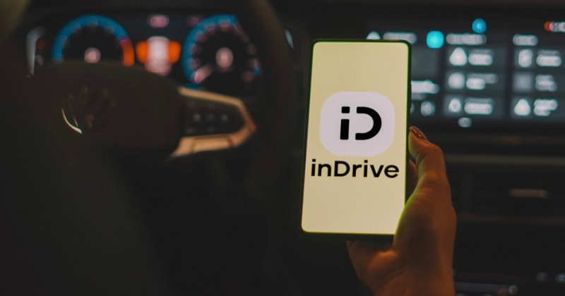 inDrive, rival da Uber, expande além das corridas com publicidade e delivery
