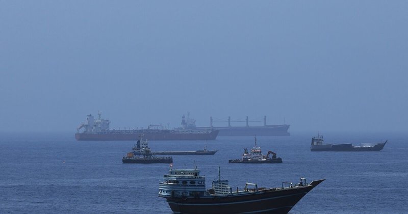 Dúzia de navios transfere petróleo fora de Ormuz; fluxo segue