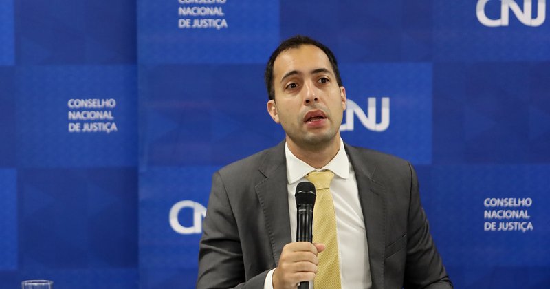 Estudo aponta falha em destilação multi-professor por correção