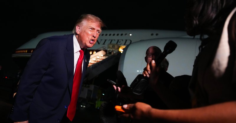 Trump bane CNN, MS Now e Politico da Casa Branca