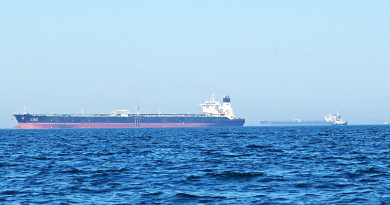 Petróleo sobe com risco de oferta e vazamento perto de Omã