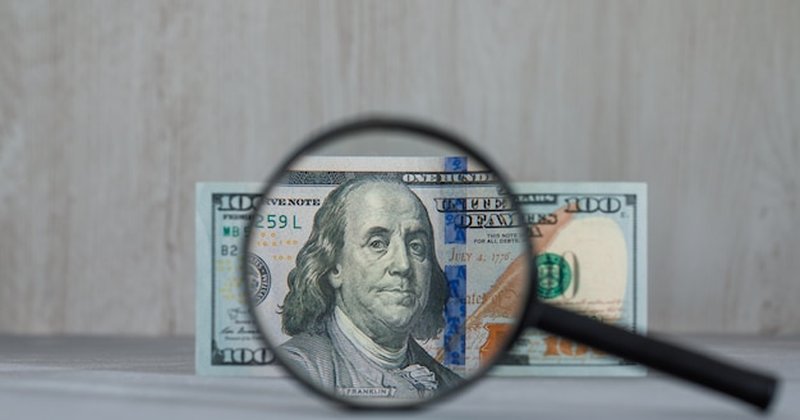 Iene se aproxima de 160 por dólar e acende alerta de intervenção